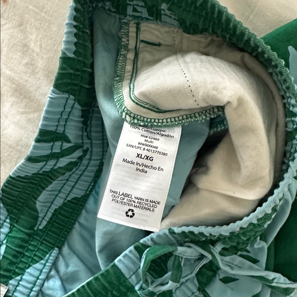 Green Leaf Print Women’s Shorts - Picture 7 of 8